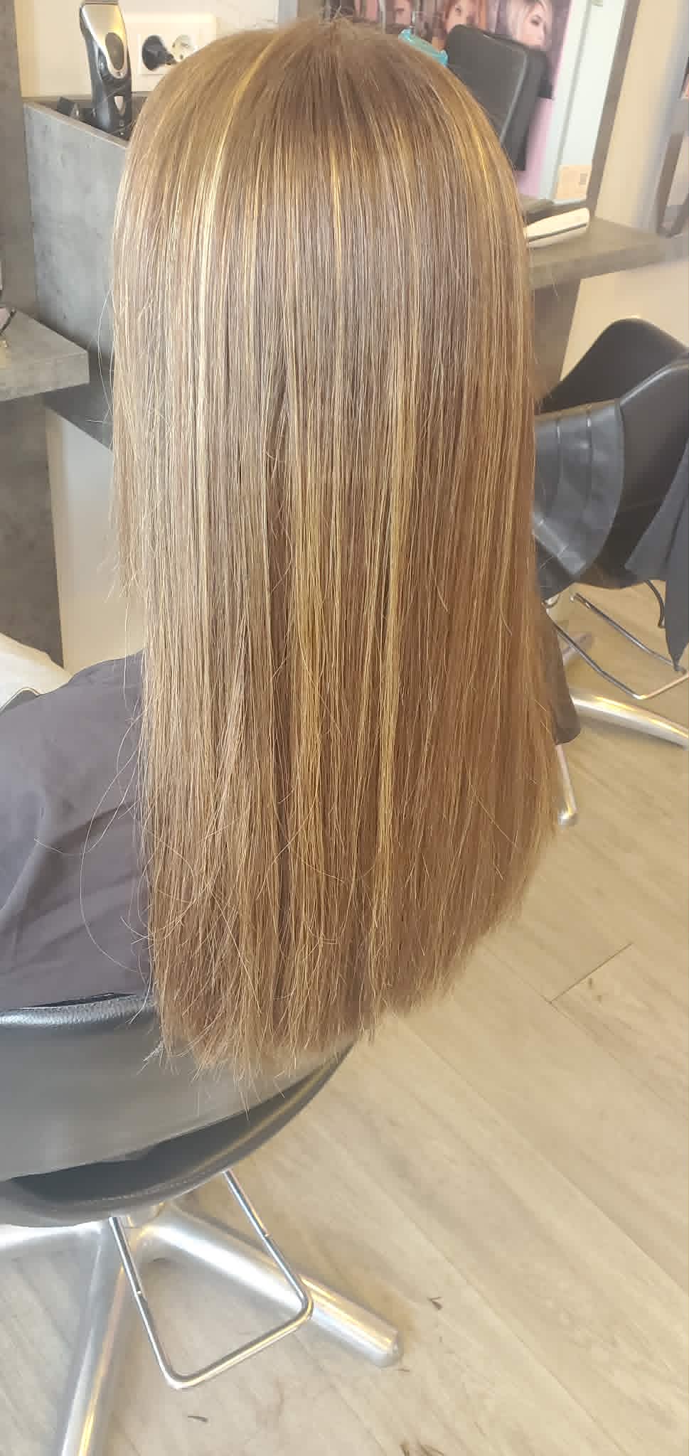 Mèches dorées sur cheveux longs lissés — réalisation Transform' & Moi, Les Sauvages