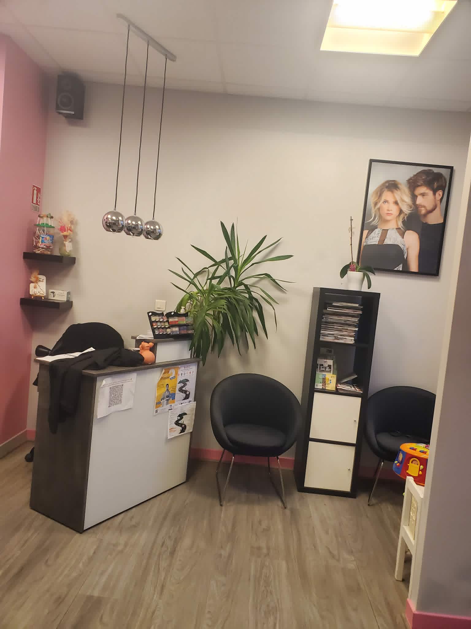 Coin accueil chaleureux du salon Transform' & Moi — Les Sauvages, près de Tarare