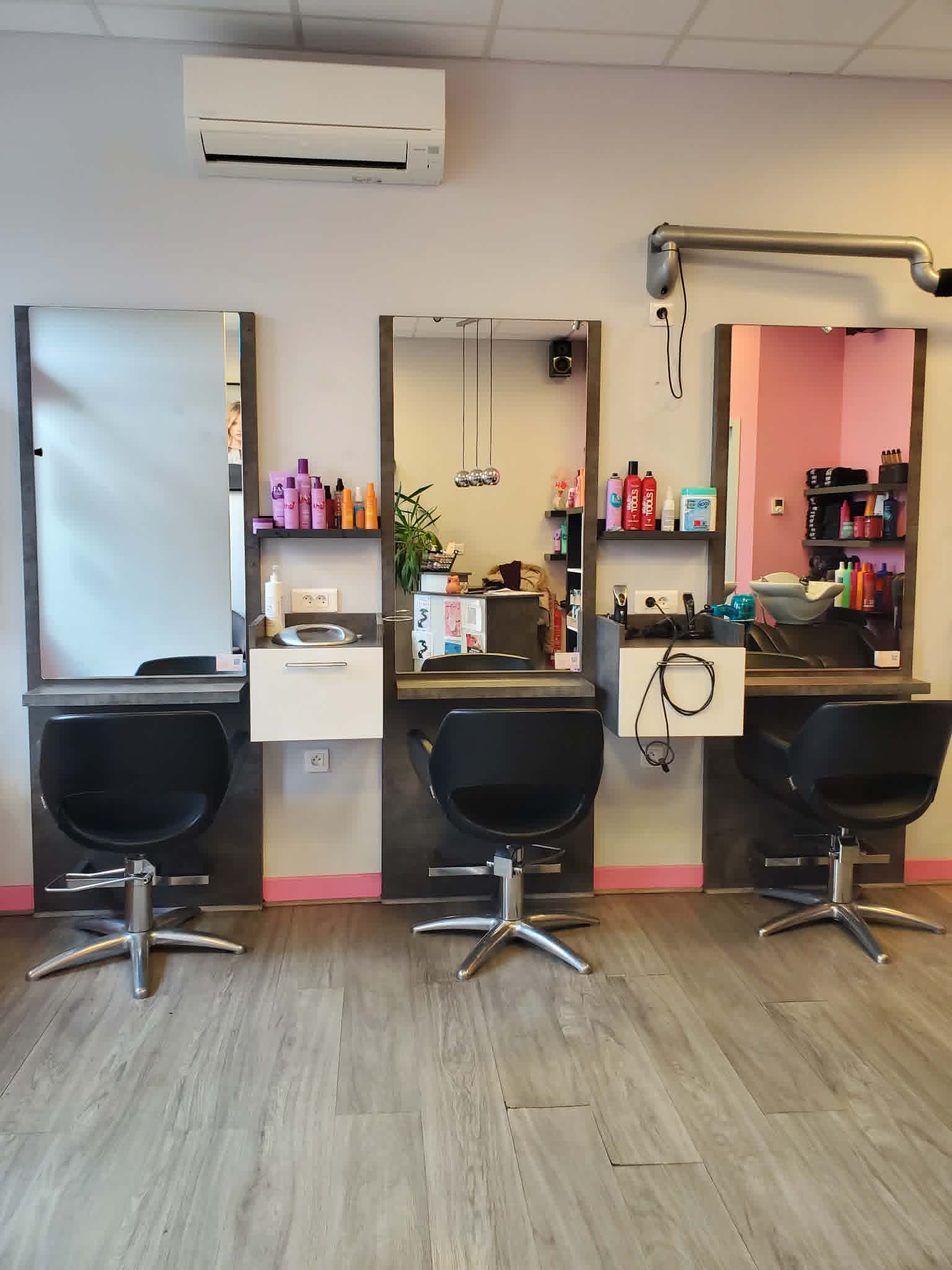Ambiance du salon Transform' & Moi — postes de coiffure, Les Sauvages